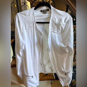 Tommy Bahama Light Weight White sweater. Zipper front pockets.Size M cotton/mod.